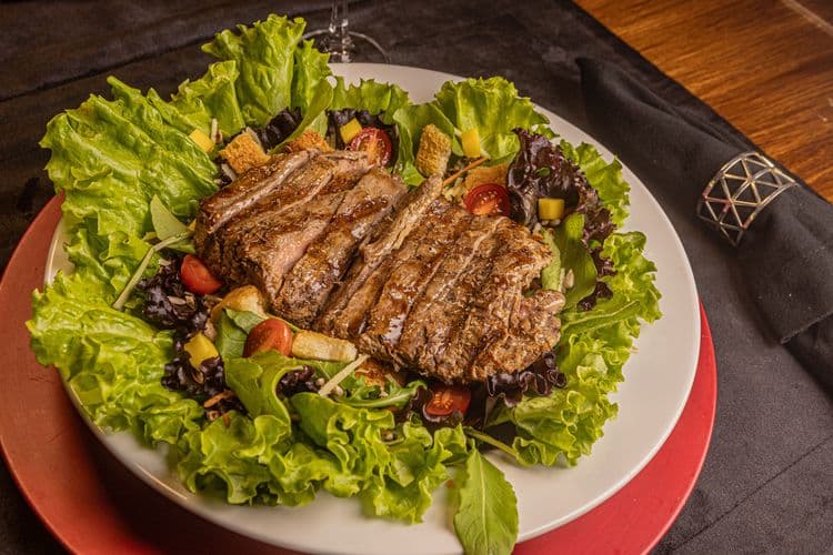 Salada Ragam com Filé Mignon Grelhado 